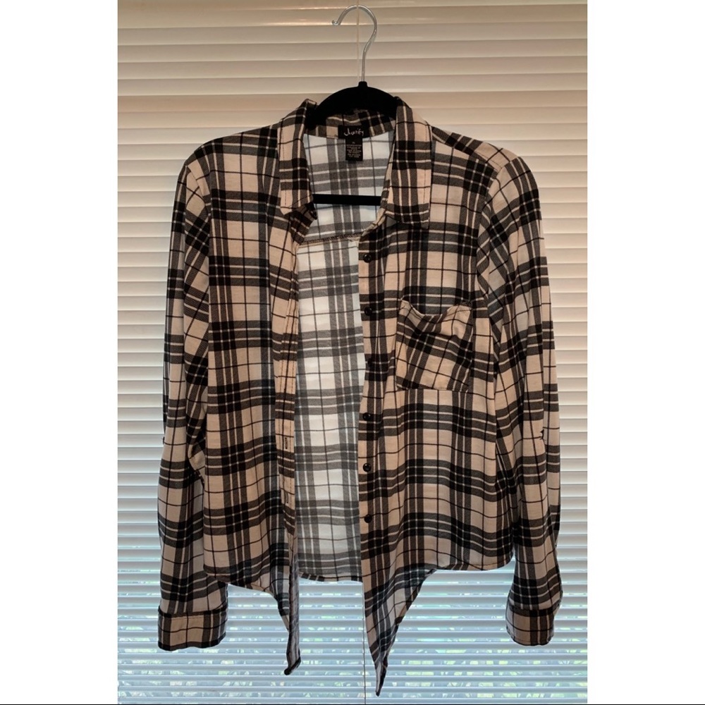 Black and white flannel. Junior XL. Justify brand.